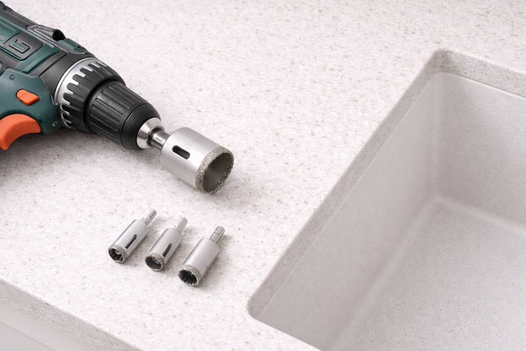 дрель с фрезой и тремя запасными фрезами