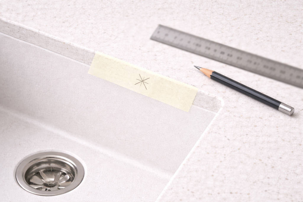 кухонная мойка с карандашом и линейкой