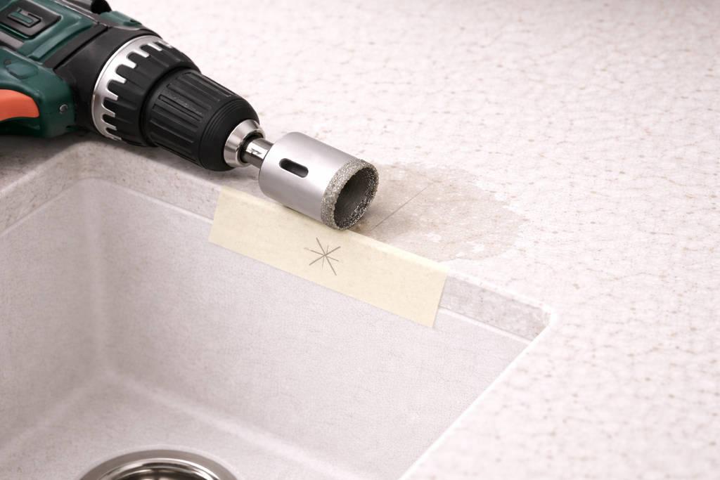 дрель с пометкой для отверстия