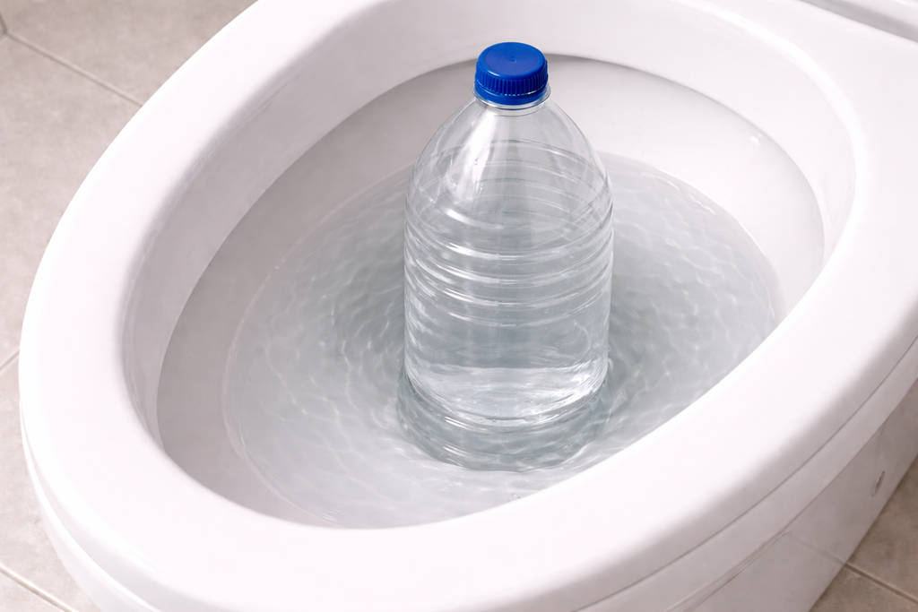 пластиковая бутылка в унитазе вместо вантуза